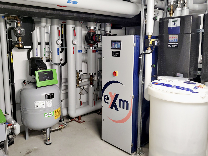 Bild 1 Mit der eXergiemaschine (Mitte) lässt sich Abwärme der Bäckerei, die von deren Kälteanlagen abgegeben wird, zum Heizen und die Trinkwassererwärmung verwenden.