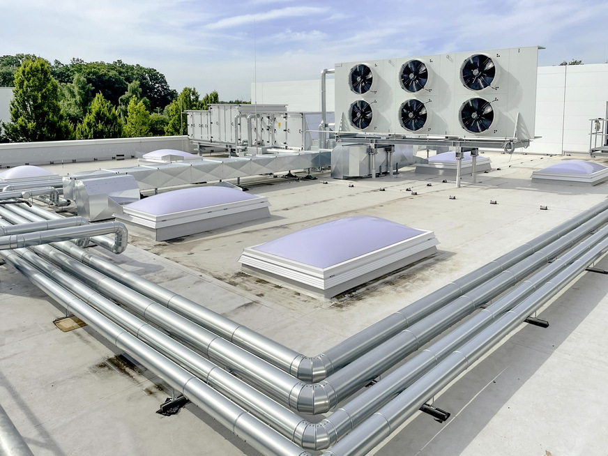 Bild 4 Die Lüftungsanlage (links) nutzt zur Luftkühlung die Kaltwassererzeugung einer mit Solarwärme angetriebenen Absorptionskältemaschine; rechts im Bild: der Rückkühler der Absorptionskältemaschine.