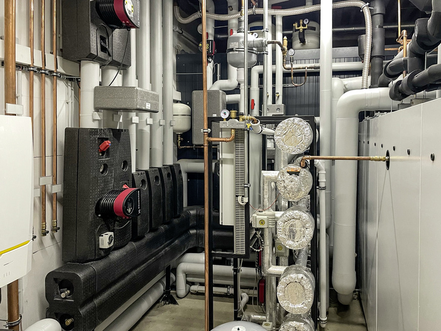 Bild 3 Blick auf die Anlagenhydraulik in der Energiezentrale.
