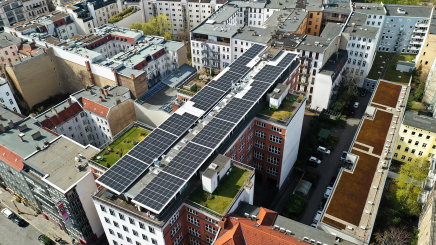 Bild 3 Ein CD-Presswerk, diverse Büros, ein Restaurant – und eine Photovoltaik-Dachanlage mit 160 kWp: Die Novalisstraße 11 in Berlin-Mitte ist ein Musterbeispiel für eine moderne Mehrmieter-Gewerbeimmobilie.