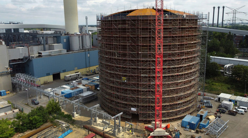 45 m hoch, 43 m Durchmesser – Deutschlands größter Wärmespeicher steht in Berlin. - © picture alliance / Michael Sohn
