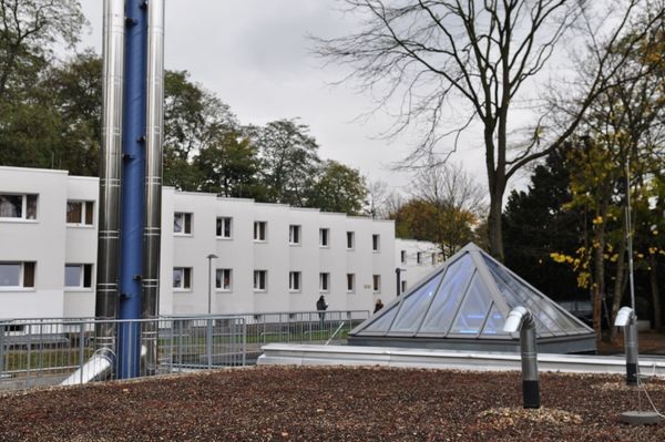Studentenwerk Düsseldorf: Unter der Glaspyramide befindet sich die BHKW-Anlage und unter dem Kiesdach verteilen sich die Natriumacetat-Latentwärmespeicher. - HM Heizkörper - © HM Heizkörper
