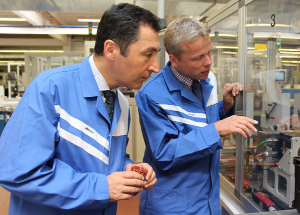 epm-papst-Produktionsleiter Thorsten Haberkorn informiert Cem Özdemir über die Produktion energiesparender Ventilatoren. - ebm-papst - © ebm-papst
