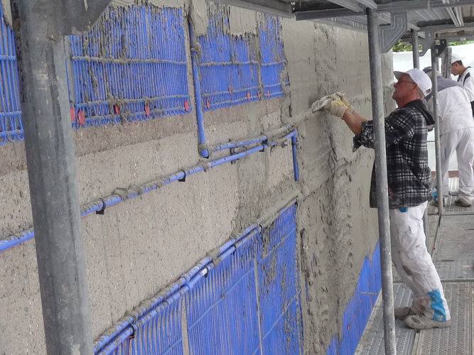 Außenliegende Wandheizung: Einputzen der Kapillarrohrmatten mit Klebemörtel. - IZES gGmbH - © IZES gGmbH
