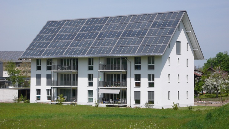 Ein zu 100 % solar beheiztes Mehrfamilienhaus von Jenni Energietechnik. - Jenni Energietechnik - © Jenni Energietechnik
