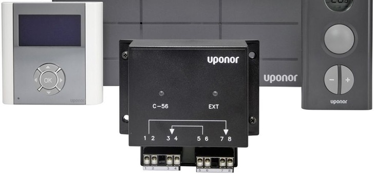Uponor: Das DEM-WP-Modul (Mitte) ergänzt die Einzelraumregelung mit Dynamischem Energie-Management (DEM). - © Uponor

