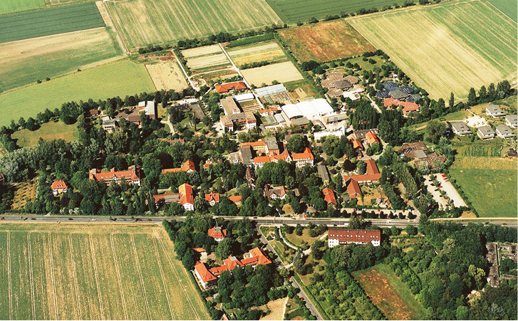 <p>
</p>

<p>
<span class="GVAbbildungszahl">1</span>
 Luftaufnahme des Dorfes Neuerkerode. 
</p> - © Evangelische Stiftung Neuerkerode

