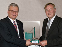 Michael Boll, Geschäftsführer von SenerTec, (links) überreicht Regierungsdirektor Wolfgang Müller die Auszeichnung “Dachs des Jahres 2009“. - © SenerTec

