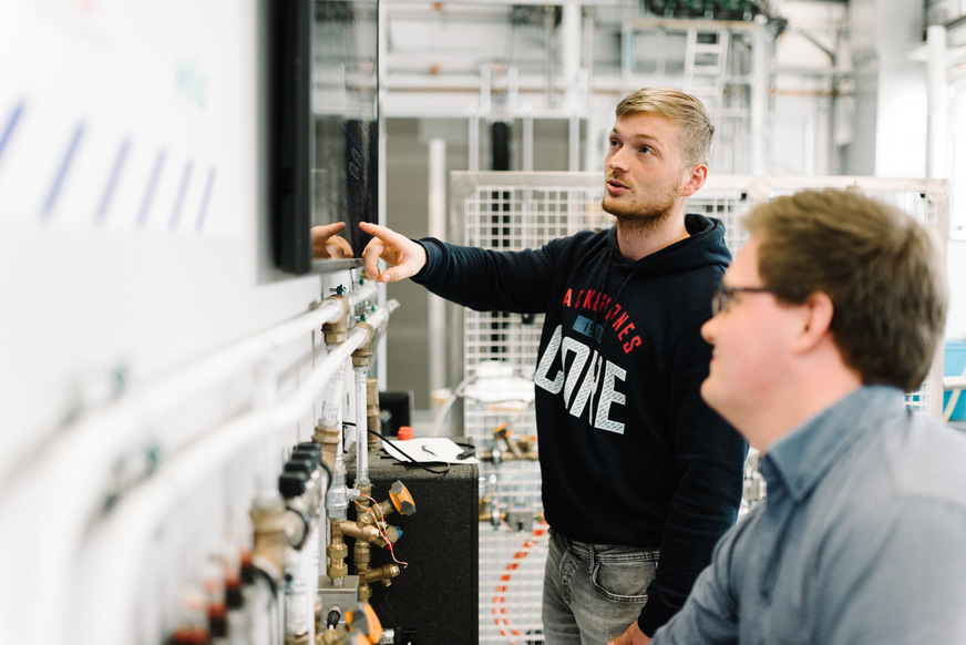 Student Luca Vöckel erarbeitet in einer Projektarbeit, wie der Versuchsstand zukünftig in der Lehre in verschiedenen Praktika eingesetzt werden soll.