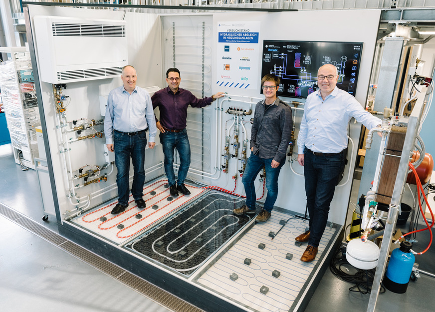 Im Modellraum sind Gebäudeautomation und Heizungstechnik optimal kombiniert. Über das gelungene Projekt freuen sich (v.l.) Martin Tiemann, Prof. Dr. Florian Altendorfner, Florian Segger und Prof. Dr. Martin Höttecke.