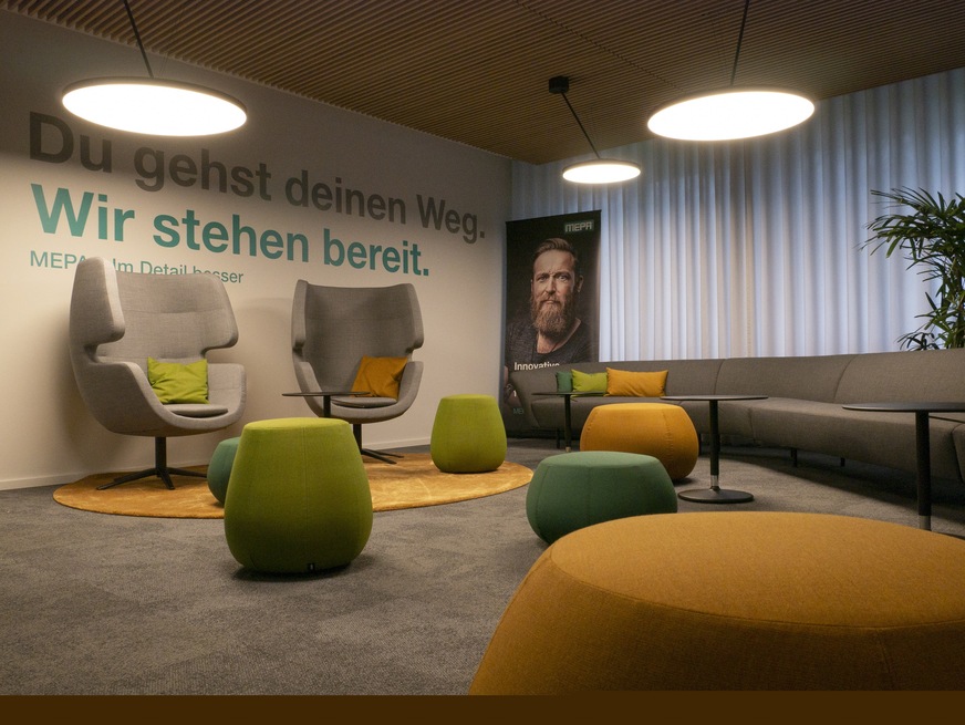 Trendige Designermöbel in der Lounge, die auch für Besprechungen im kleineren Kreis genutzt wird.