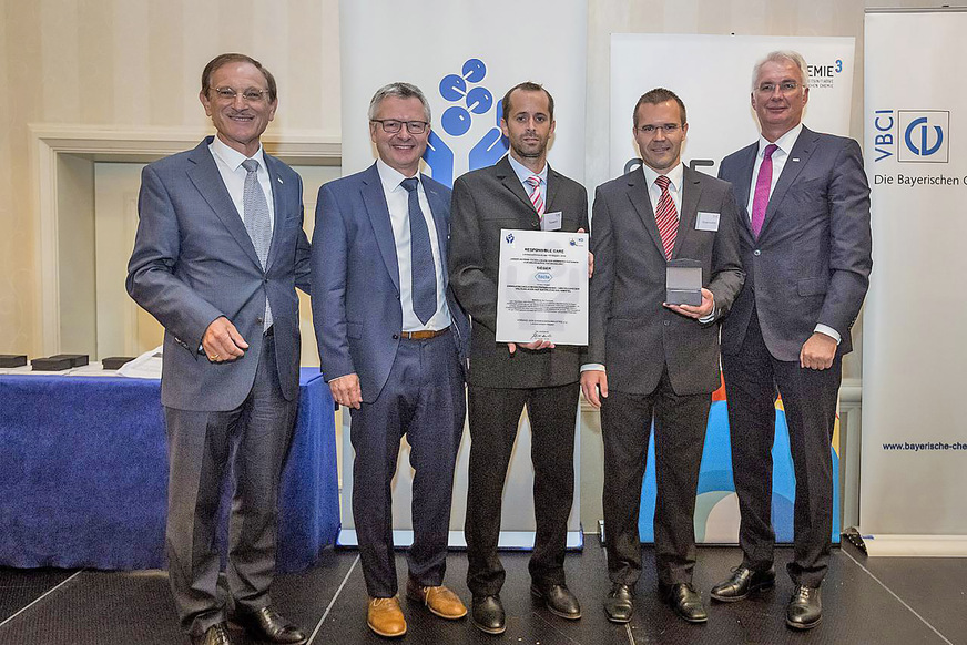 3 Roche Diagnostics hat 2018 den Bayerischen Responsible-Care-Wettbewerb mit dem Projekt „Umweltfreundliche Kälteerzeugung – Umstellung der Kälteanlagen auf natürliche Kältemittel“ gewonnen. Gewürdigt wurde insbesondere der konzernweite Ausstieg aus der Verwendung halogenierter Kältemittel, weit vor der Einleitung regulatorischer Auflagen.
