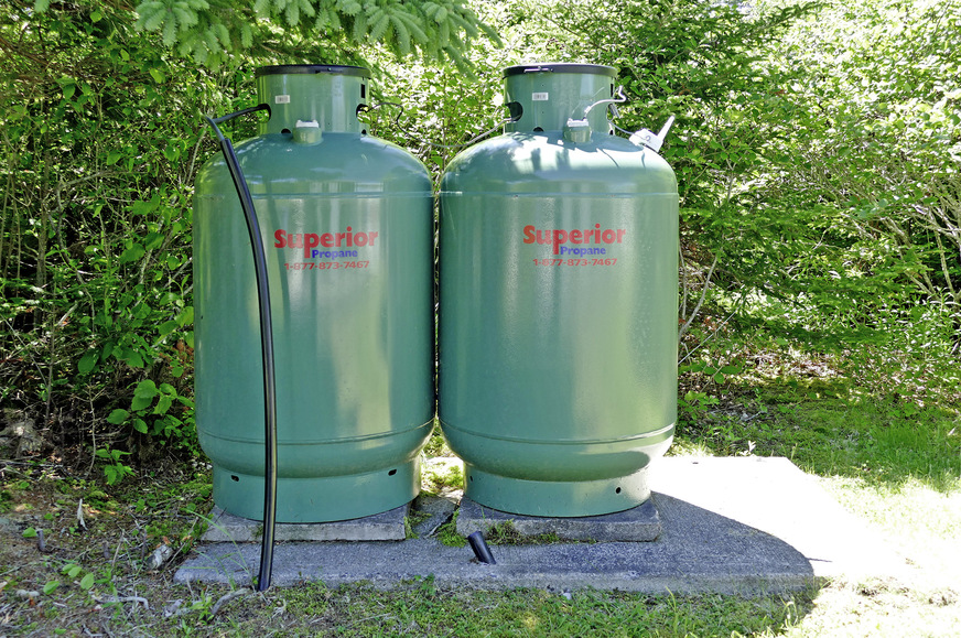 7 Andere Länder, andere Sicherheits­bedürfnisse: Von diesen sogenannten 420-lb-Propan-Zylindern (à 375 l) dürfen in Kanada bis zu drei Zylinder frei zugänglich an einer Hauswand aufgestellt werden.