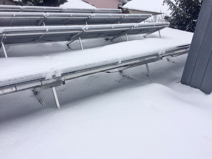 11 Solink-Anlage mit Schnee. Die Rückseite mit der Wärmeübertragungsfläche zur Luft ist frei.