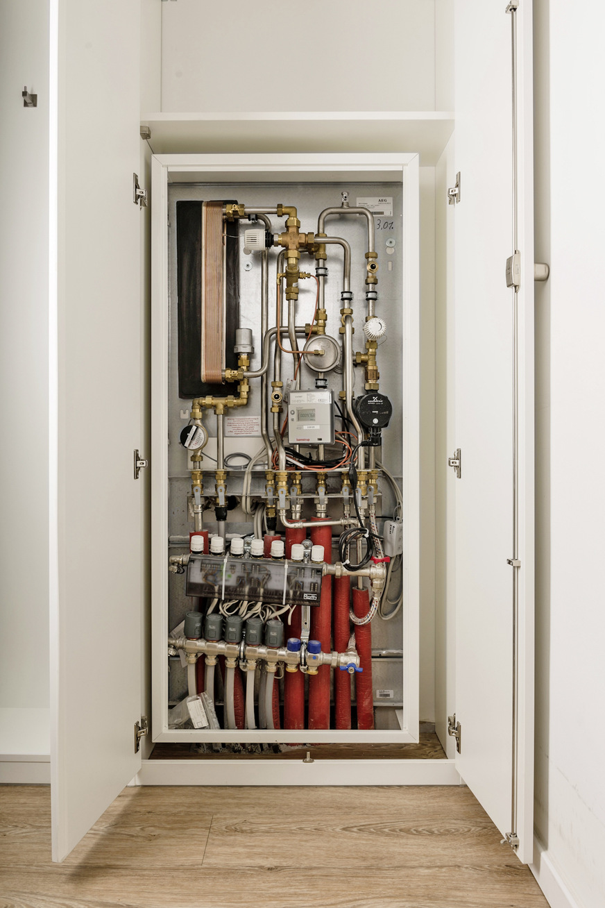 4 Unterhalb der Wohnungsstation befindet sich der Heizkreisverteiler. Die gesamte Technik verbirgt sich in einem Verteilerschrank, der im Wandschrank der Garderobe platziert ist.
