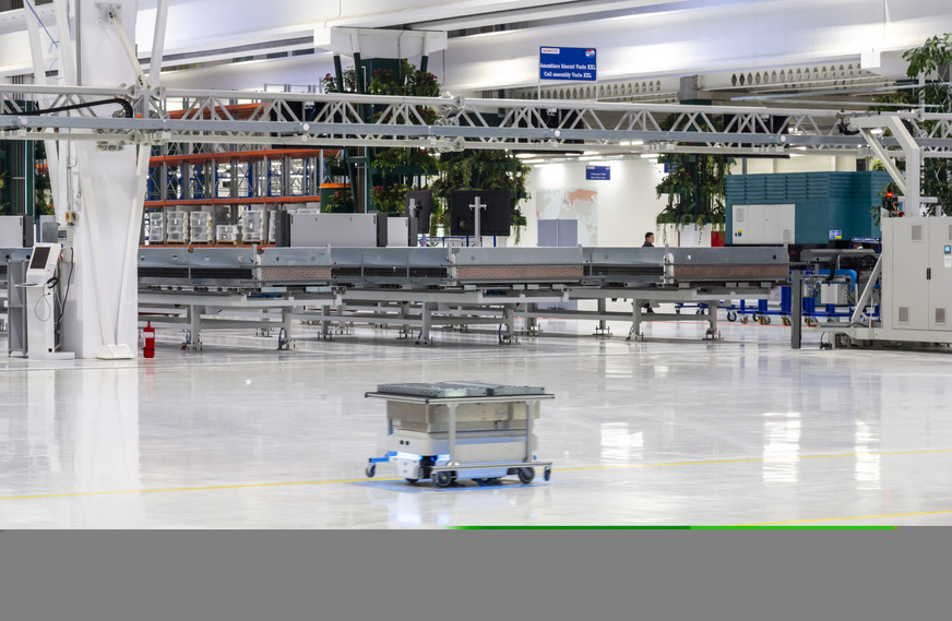 Mobile Industrieroboter übernehmen die Teilelieferung zwischen einzelnen Arbeitsstationen in der Megafactory Sibiu II.