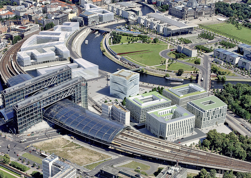 3 Hinter der Fassade des „Cube Berlin” bündelt das sogenannte „Brain“, smarte Technologien zu einem selbst lernenden System. Dazu zählen die Indoor-Navigation, Buchung von Arbeitsplätzen, individuelle Einstellungen von Licht und Temperatur sowie die Parkplatz­suche.