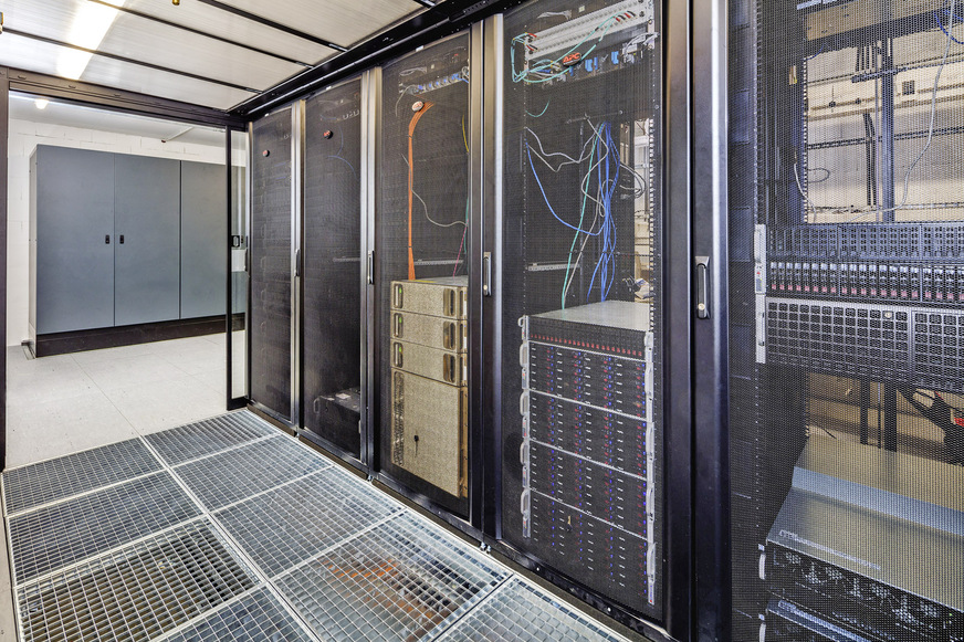 2 Der neue Superrechner (der untere goldfarbene in der Mitte im Cluster mit drei DGX-1-Rechnern) des DFKI steht in einem eigens dafür&nbsp; geschaffenen Serverraum im Tiefgeschoss der Hauptniederlassung.