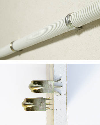 Bild 2 Mit den C-Fix-Schellen lassen sich Rohrleitungen an Trockenbauwänden anbringen. Der C-Fix wird dazu über den Leitungen eingeschlagen.