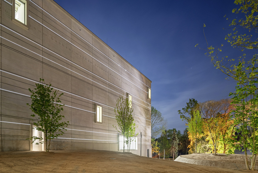 Bild 2 Das Bauhaus-Museum Weimar am Abend.