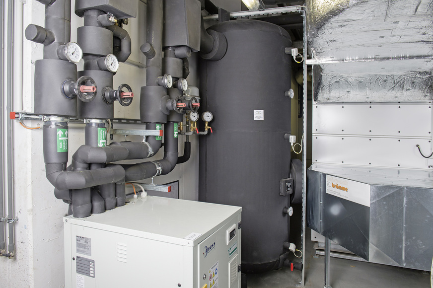 Bild 4 Das staub- und faserfreie ArmaFlex-Material kann auch in engen Einbausituationen einfach und schnell installiert werden.