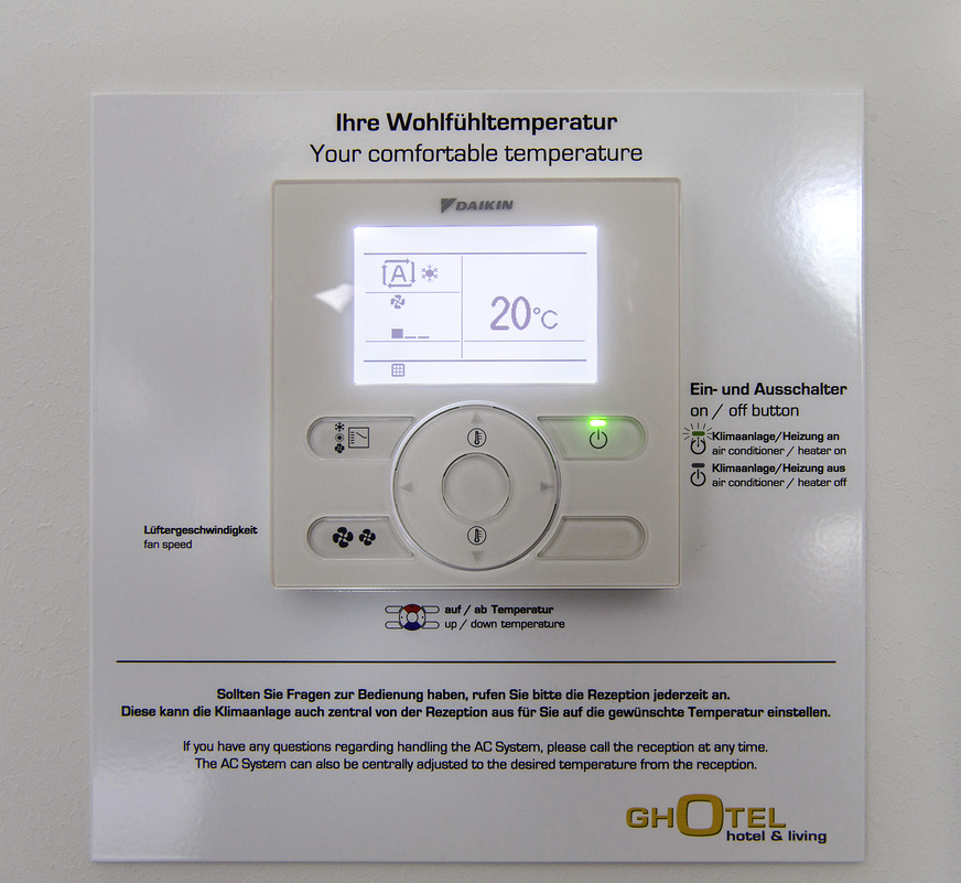 5 Fernbedienung und Anleitung. Die Gäste können die Temperatureinstellungen im Zimmer selbst vornehmen.