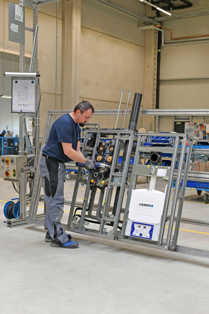 Bild 6 Variante 5: Industrielle Vorfertigung mit GIS. Das Tragsystem wird inklusive aller Montageelemente und aller Rohrleitungen als komplett industriell vorgefertigtes System im Werk montiert. Die Lösung eignet sich für alle größeren Bauprojekte, bei denen Einzellösungen nicht mehr wirtschaftlich sind.