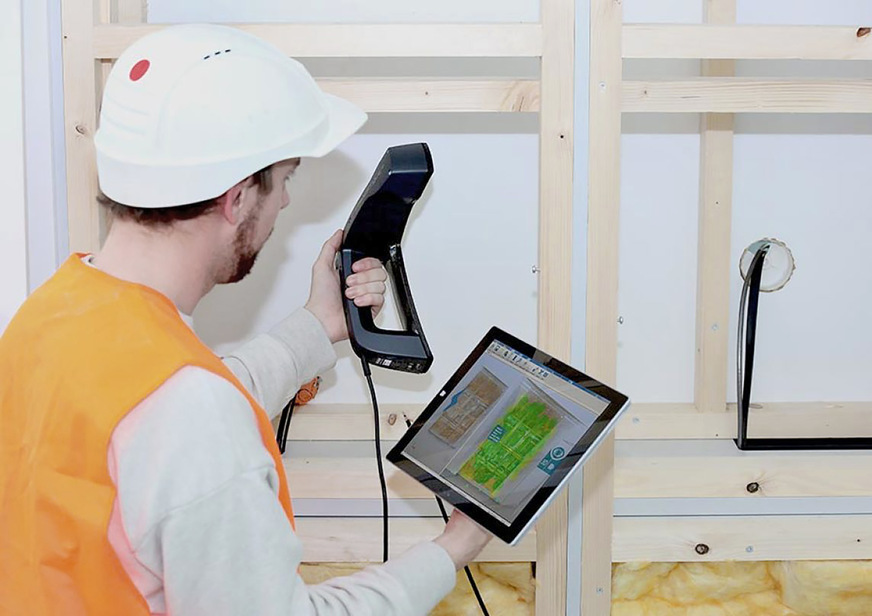 Bild 3: Wird der 3D-Handscanner am Objekt entlanggeführt, erscheinen die Messdaten in Echtzeit am Display.