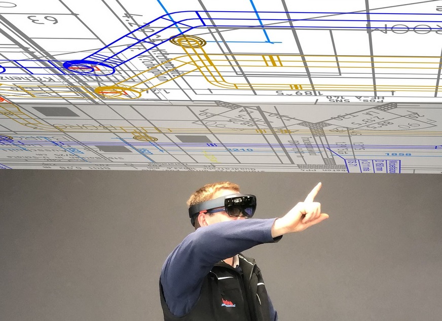 Mithilfe der AR-Datenbrille kann dieser Klimatechniker durch Wände und Decken sehen sowie mit einfachen Fingergesten Baupläne ändern. Die Bedienung des Assistenzsystems erfolgt intuitiv.