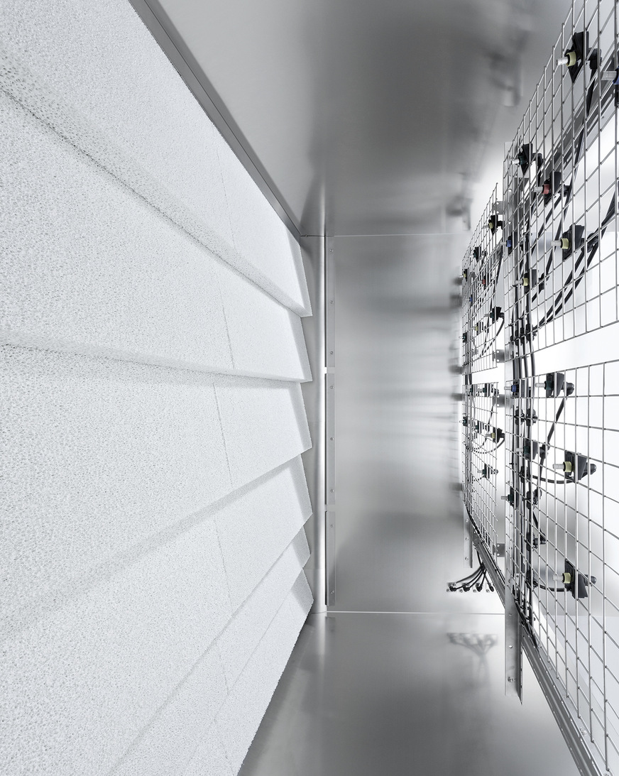 Bild 4: Das Condair DL bestehend aus Zerstäuberdüsen (links) und nachgeschalteten Keramikplatten (rechts). Außen angebracht sind das Hydraulikmodul und die Steuerung mit dem Touchdisplay.