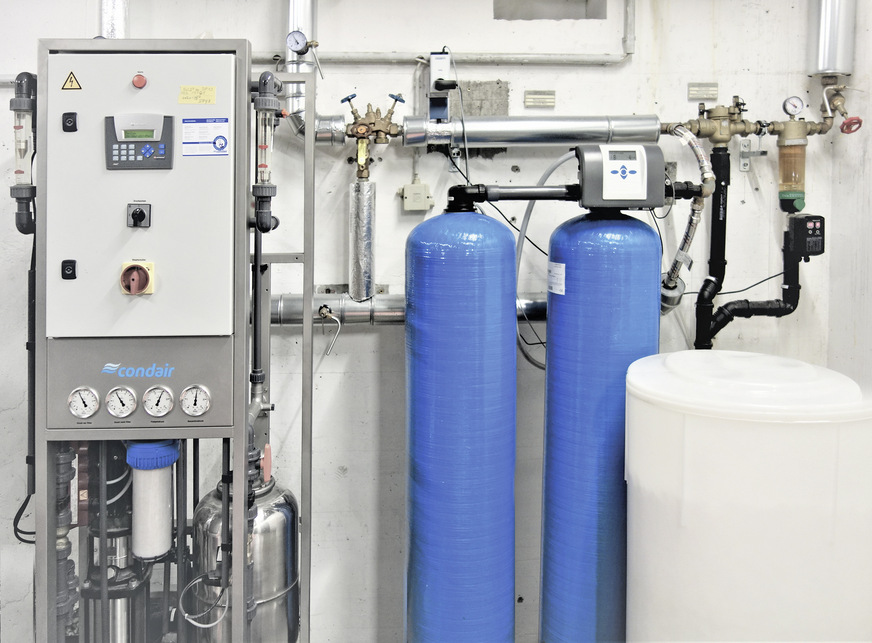 Bild 6: Wasseraufbereitung zur Erzeugung von entmineralisiertem Befeuchtungs­wasser, bestehend aus Umkehrosmoseanlage Condair AT2 und der Enthärtungsanlage Condair Soft.