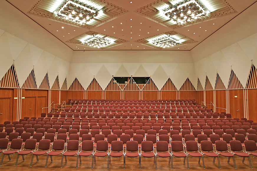 Bild 2: Im Kronenzentrum befindet sich mit dem Kronensaal Bietigheim-Bissingens größte Veranstaltungshalle für Konferenzen, Konzerte, Tanzveranstaltungen, Theateraufführungen, Messen, Ausstellungen und Familienfeiern.