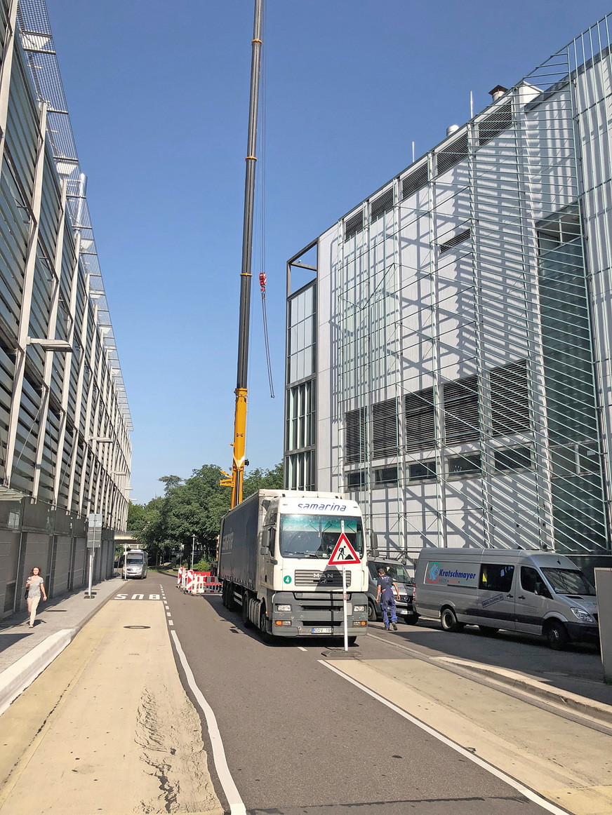 Bild 4: Straßensperrung in der Altstadt Bietigheims für die Aufstellung des neuen Kälteerzeugers.