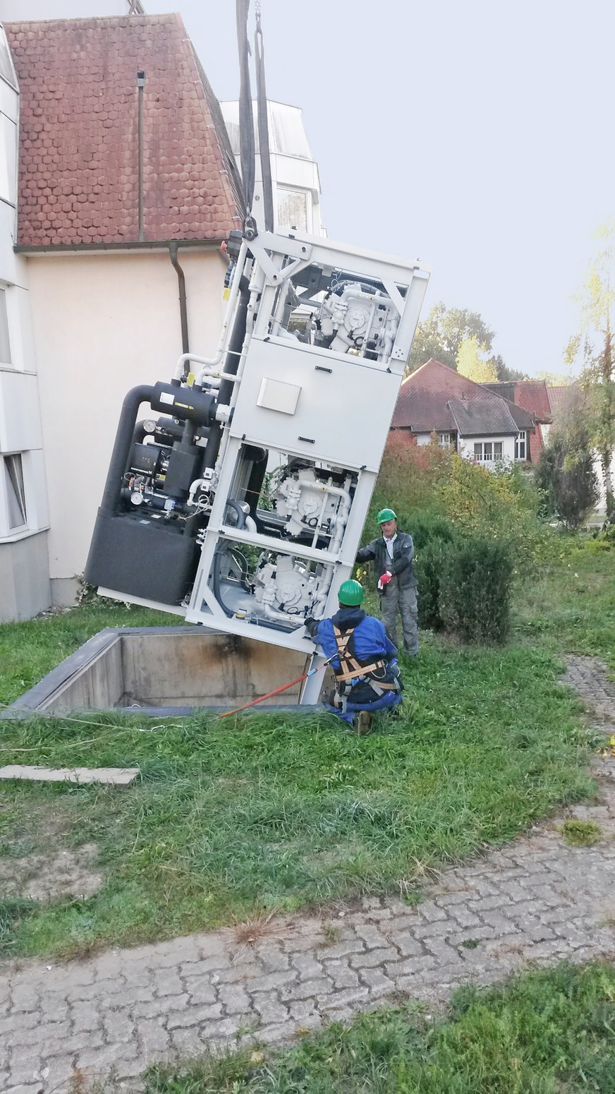 Bild 2: Lohnende Milli­meterarbeit: Einbringung einer 800-kW-Wärmepumpe mit auf die Abmessungen eines vorhandenen Schachts abgestimmtem Einbringwinkel.