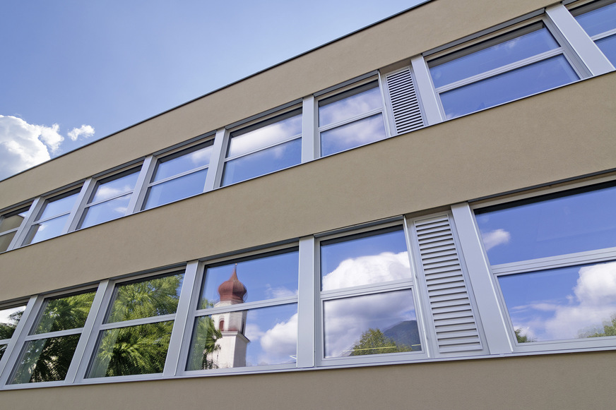 2 … das Wetterschutzgitter fügt sich hier dezent in die Fensterfront ein. Für die Außen- und Fortluft eines FVS-Fassadenlüftungs­geräts ist nur eine ­Öffnung erforderlich. Eine spezielle Luft­führung wirkt einem Luftkurzschluss entgegen.