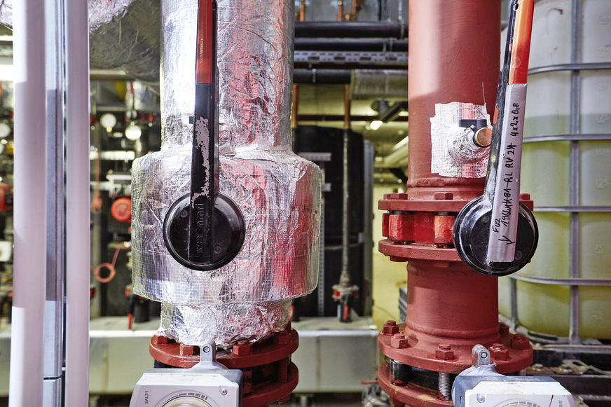 2 Kälteleitungen in der haustechnischen Zentrale: Isolierung der Rohrstutzen und dampfdichte Verklebung mit Teclit Flextape.