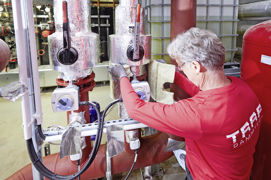 4 Im zweiten Arbeitsschritt wurden die Rohrflansche mit „Teclit LM Cold“-Lamellenmatten überdämmt.