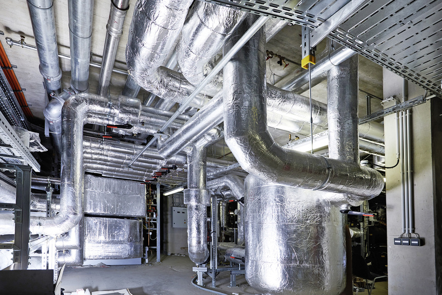 6 Isolierung von Leitungen, Armaturen und Behältern mit dem Teclit-System. Als geprüftes, nichtbrennbares System kann Teclit sogar offen in Flucht- und Rettungswegen eingesetzt werden. Die sehr robuste Alukaschierung auf den Dämmstoffen bietet einen hohen Widerstand gegen Beschädigungen.