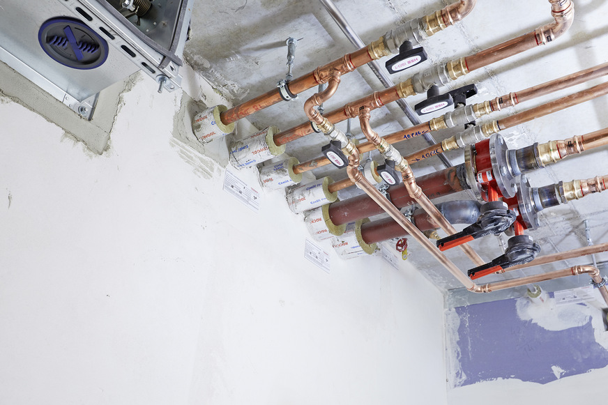 8 Mit Produkten aus dem Conlit-Abschottungssystem wurden bei Wanddurchdringungen sowohl die brandschutztechnischen Vorschriften als auch die Anforderungen an den Wärme- und Kälteschutz der Leitungs­anlagen erfüllt.