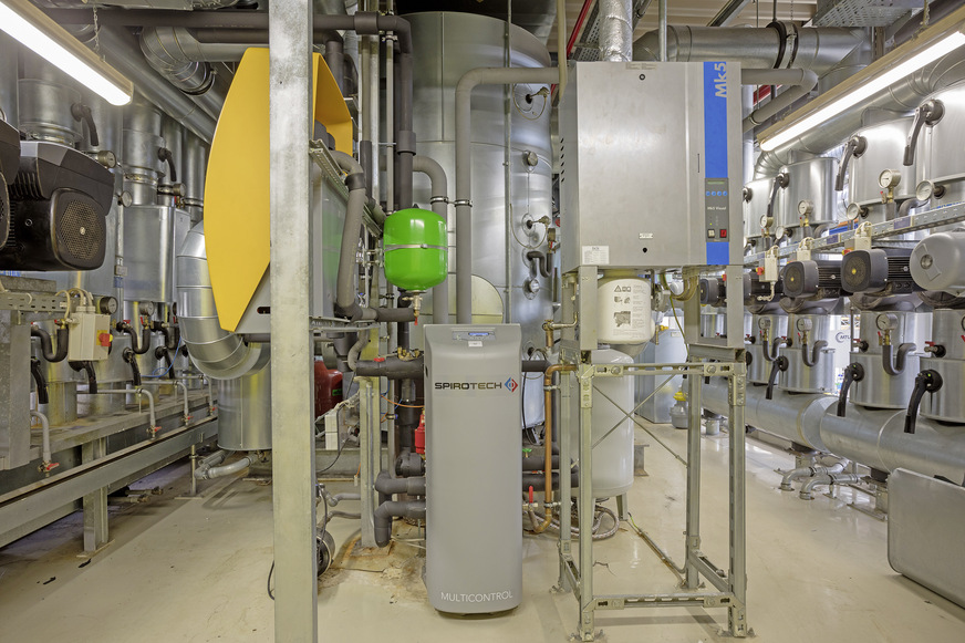 Bild 2: Druckhaltesystem SpiroPress Multicontrol Cool und Vakuumentgaser SpiroVent Superior S6 (links).
