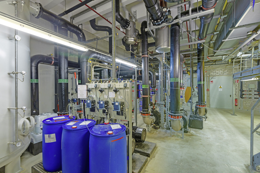 Bild 3: Blick in eine der 18 Technikzentralen: Hier wurden vier SpiroTrap Edelstahl-Schlammabscheider eingebaut, …