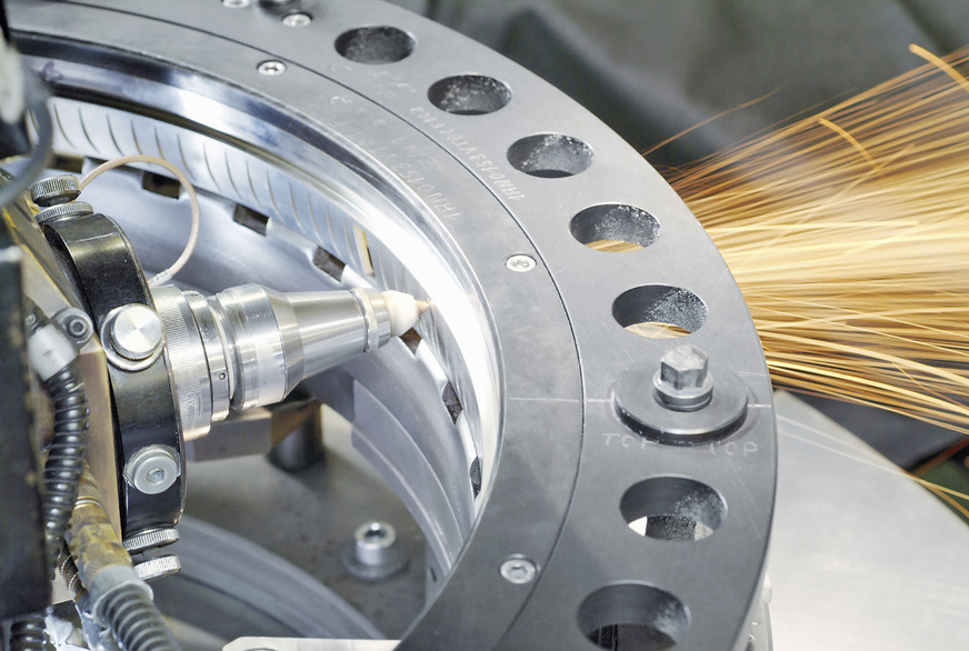 Bild 6: Weitreichender Service: Auch das Laserschneiden bei Triebwerksteilen zählt zu den Leistungen der MTU Maintenance.