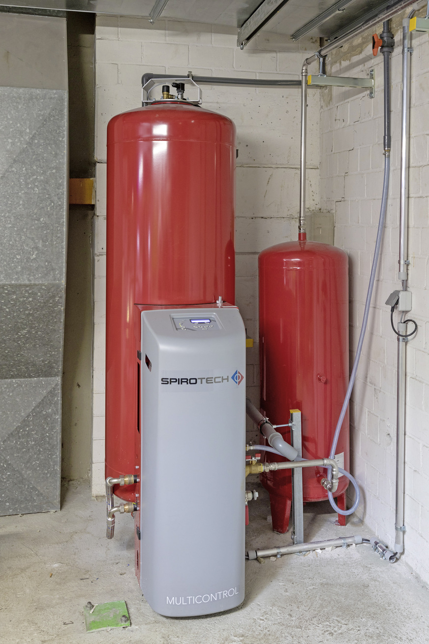 Bild 9: Das Druckhaltesystem SpiroPress Multicontrol Kompakt mit Vorschaltgefäß liefert stabile Bedingungen für die Wärmezufuhr der Reinigungsbecken.