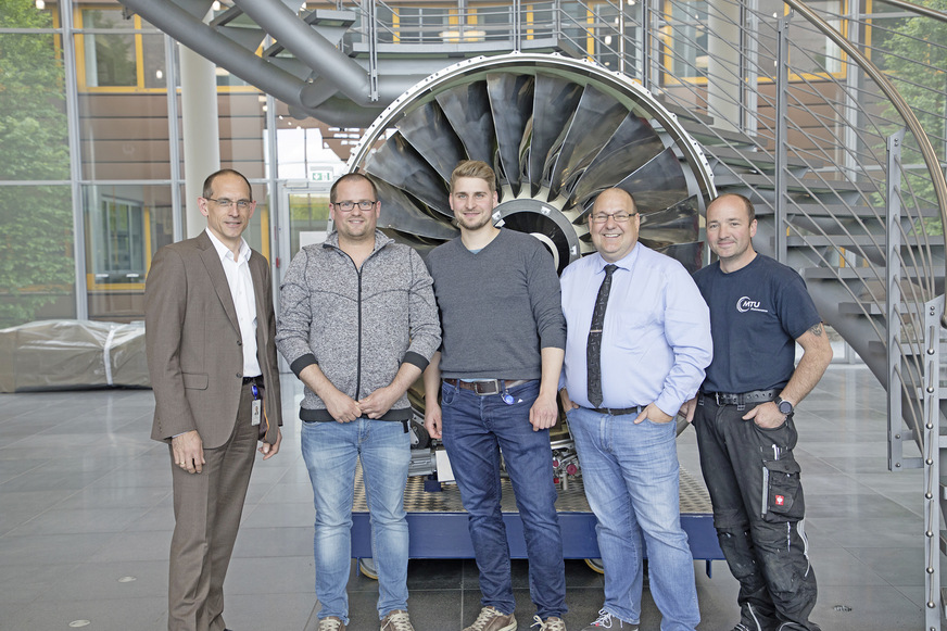 Bild 12: Tea﻿mleistung für eine gut funktionierende MTU-Infrastruktur (v. l.): Holger Sindemann, Executive Vice President, MRO Operations at MTU Aero Engines, Sascha Jünemann und Kim Stolze, beide Projektleiter MTU Maintenance Hannover, Gino-Valerio Bruno, Projektleitung + Vertrieb Pumpen Binek, sowie Ingo Ressel, Betriebs- und Anlagentechnik MTU Maintenance Hannover.