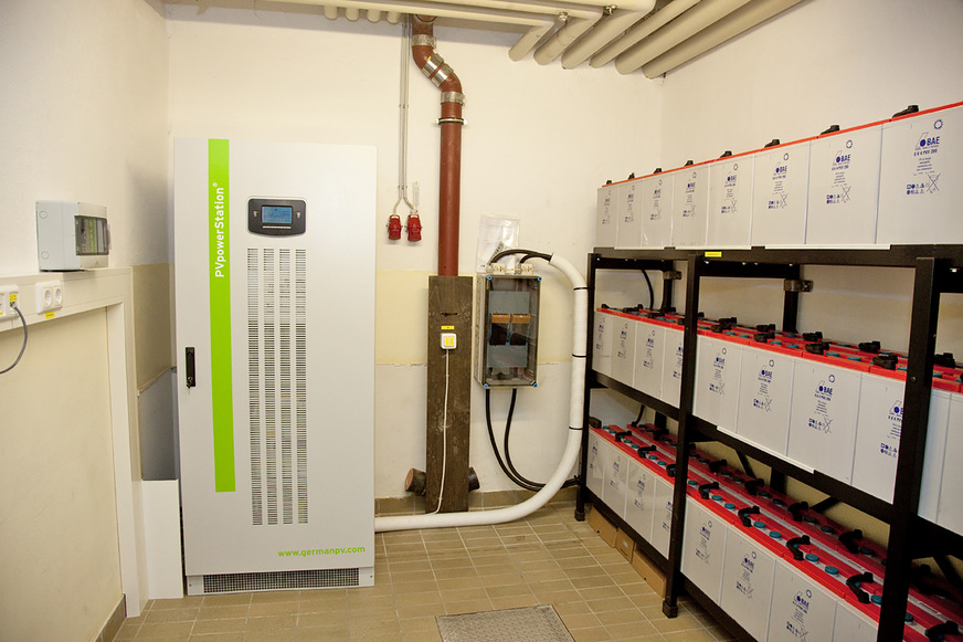 3 Der SPS-Speicher übernimmt das Management aller Energiequellen inklusive der eigenen Erzeugungsanlagen und der Verbraucher. Die Steuerung und Überwachung der eingesetzten Bleigel-Batterien erfolgt über das integrierte Programm „Battery Care System“.