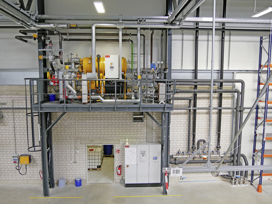 Bild 3: Galerie in der BL-Produktionshalle mit Absorptionskälteanlage Hummel, Wärmeübertrager und Pumpensystemen.