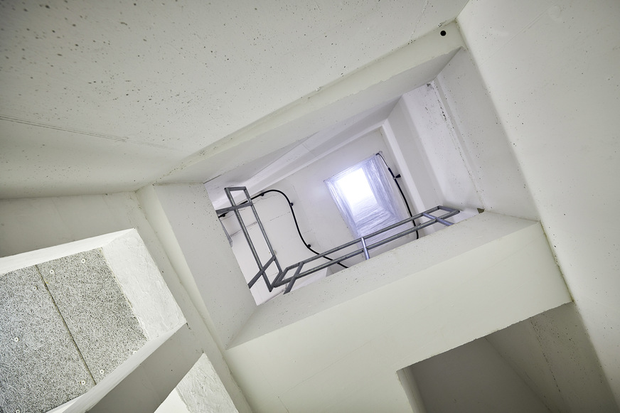 Bild 6: Der Baukörper als „Lüftungskanal“: Die Tiefgarage wird anteilig durch das Treppenhaus und die anschließenden Flure von außen belüftet. Im Brandfall werden die Rauchgase über die reversierbar schaltbare Entrauchungstechnik über Dach abgeführt.
