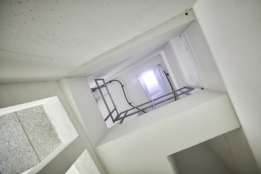 Bild 6: Der Baukörper als „Lüftungskanal“: Die Tiefgarage wird anteilig durch das Treppenhaus und die anschließenden Flure von außen belüftet. Im Brandfall werden die Rauchgase über die reversierbar schaltbare Entrauchungstechnik über Dach abgeführt.