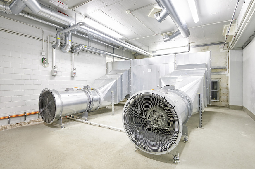 Bild 7: Blick in eine der Lüftungszentralen, in der zwei Lüfter des Typs AXC 630-9 von Systemair installiert wurden.