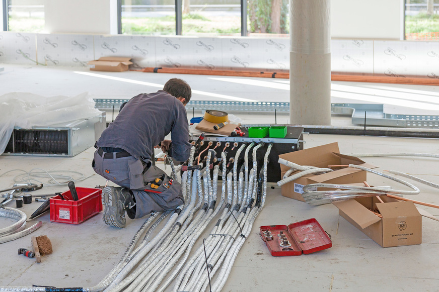 Bild 6: Eine Installation der technischen Infrastruktur im Zwischenboden ermöglicht eine schnellere Montage in einer für den Monteur ergonomisch angenehmen Haltung.